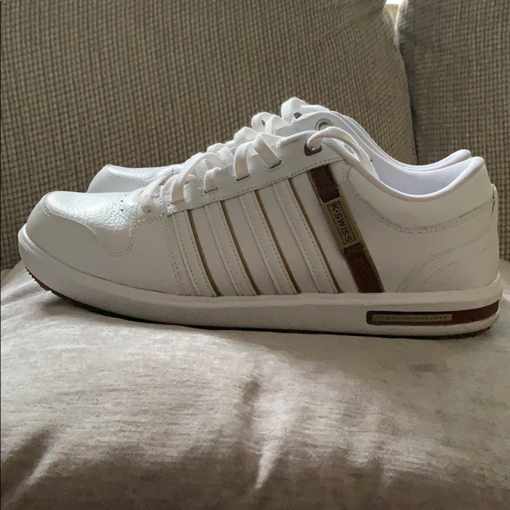 K Swiss men’s shoe white w/brown stripes.